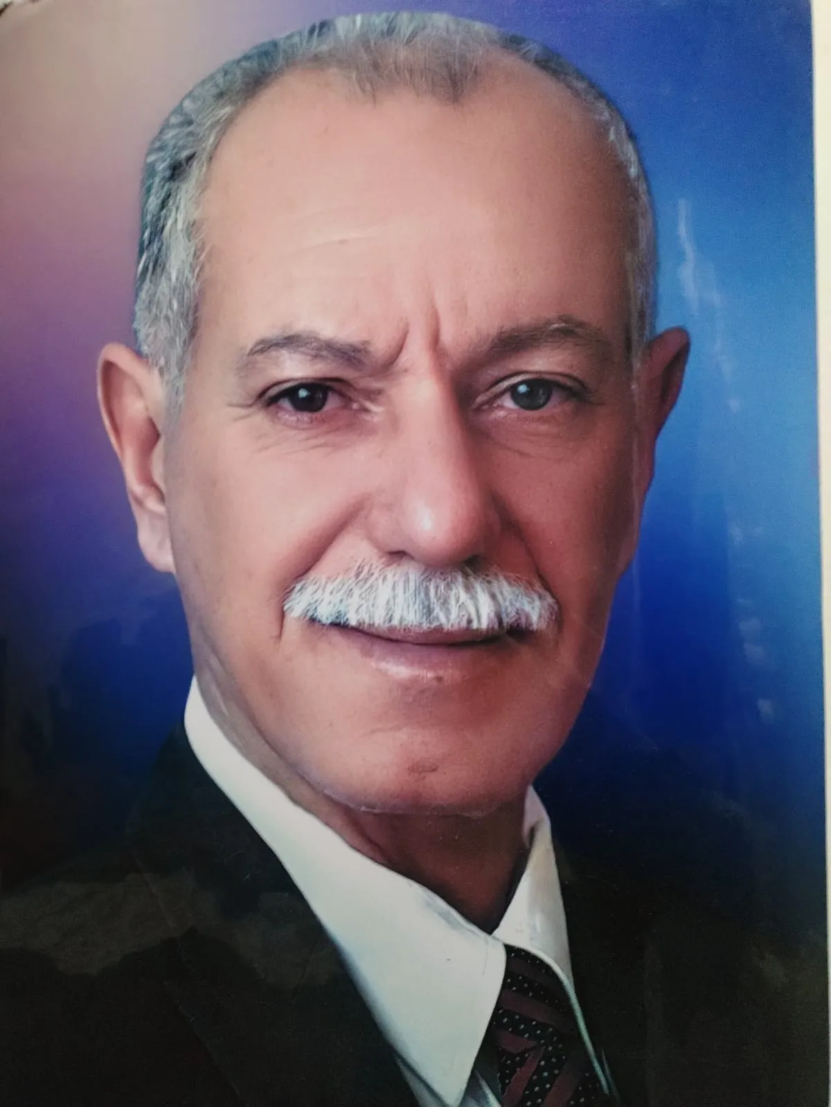 الأستاذ علي كامل